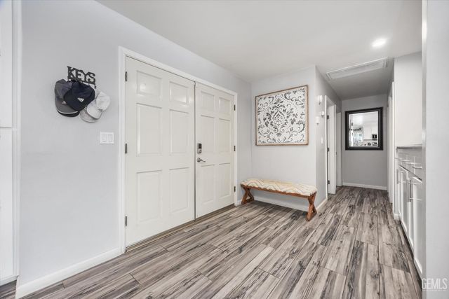 5005 Surrey Lane, Bakersfield, CA 93309