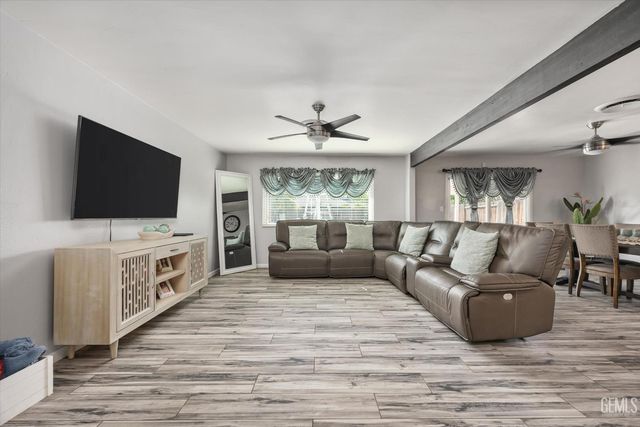 5005 Surrey Lane, Bakersfield, CA 93309