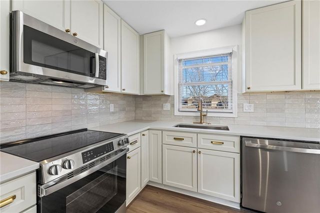 13704 Berger Avenue, Bonner Springs, KS 66012