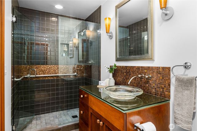 18 Holly Lane, Mercer Island, WA 98040