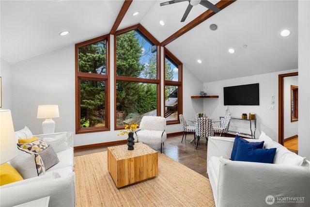 18 Holly Lane, Mercer Island, WA 98040