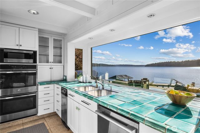 18 Holly Lane, Mercer Island, WA 98040