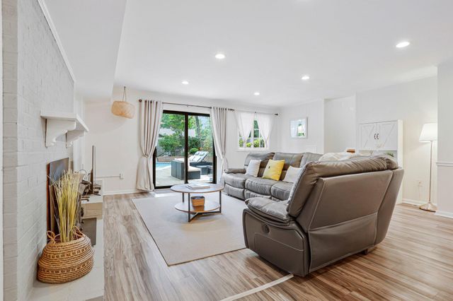11117 WHISPERWOOD LN, North Bethesda, MD 20852