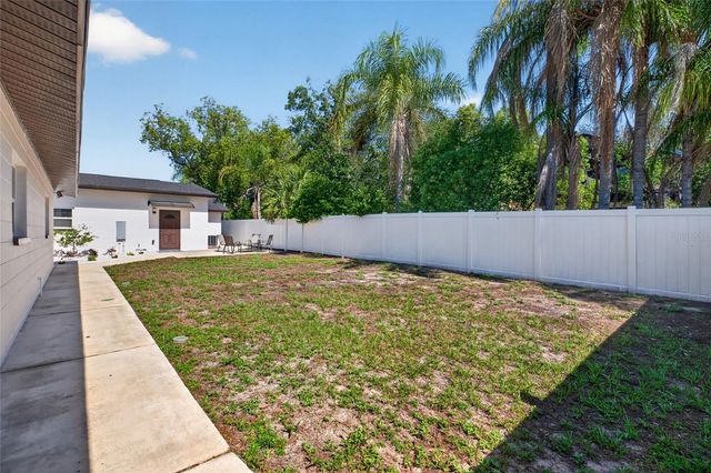 10402 N PAWNEE AVENUE, Tampa, FL 33617