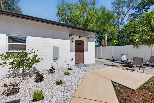 10402 N PAWNEE AVENUE, Tampa, FL 33617