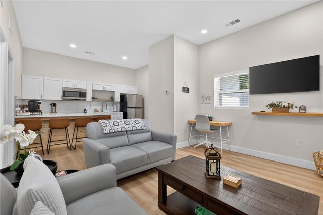 10402 N PAWNEE AVENUE, Tampa, FL 33617