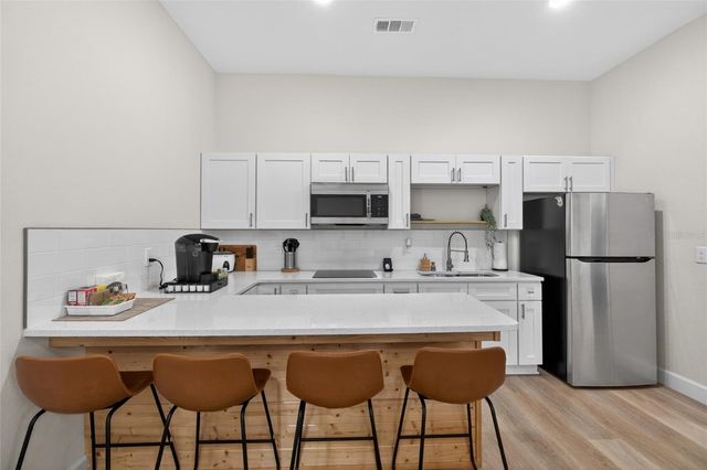 10402 N PAWNEE AVENUE, Tampa, FL 33617