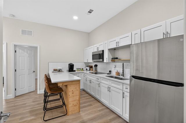 10402 N PAWNEE AVENUE, Tampa, FL 33617
