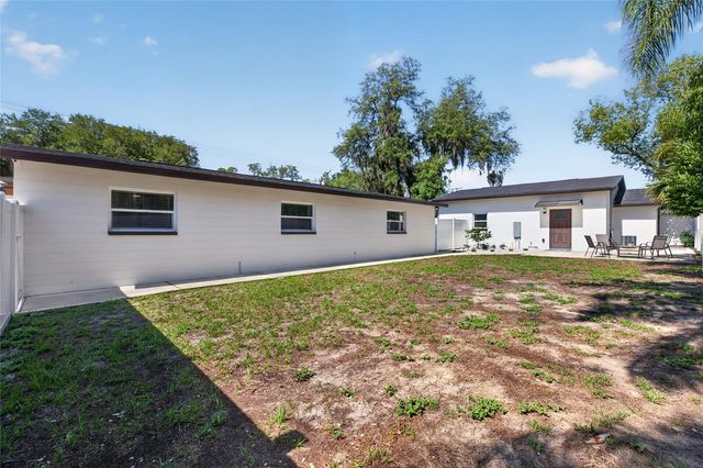 10402 N PAWNEE AVENUE, Tampa, FL 33617
