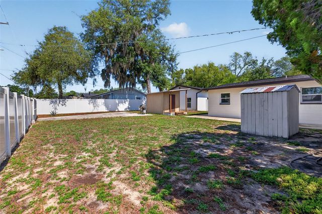10402 N PAWNEE AVENUE, Tampa, FL 33617
