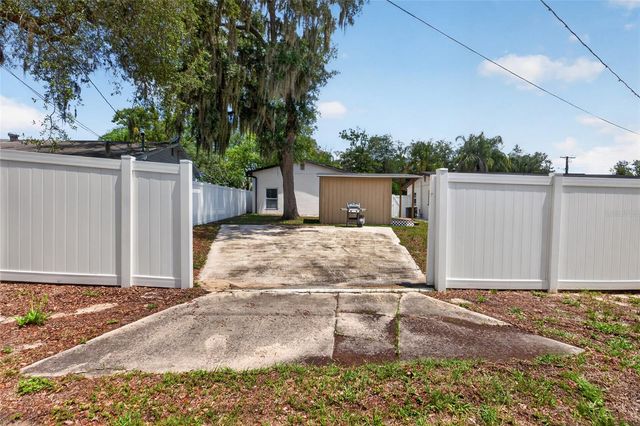 10402 N PAWNEE AVENUE, Tampa, FL 33617