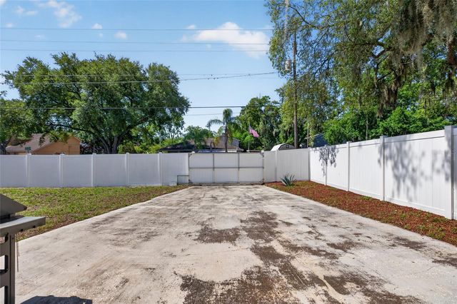 10402 N PAWNEE AVENUE, Tampa, FL 33617