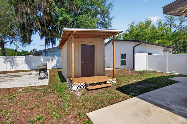10402 N PAWNEE AVENUE, Tampa, FL 33617