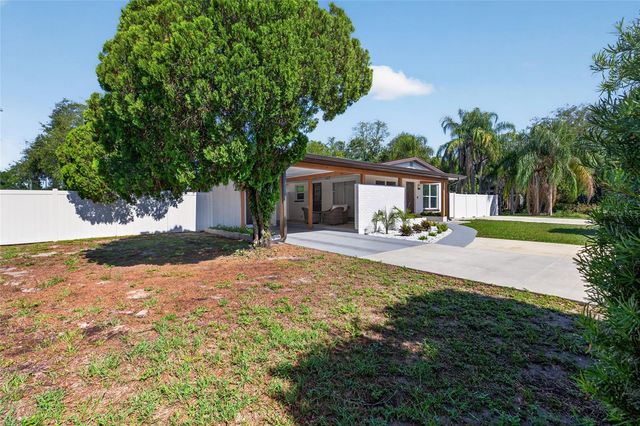 10402 N PAWNEE AVENUE, Tampa, FL 33617