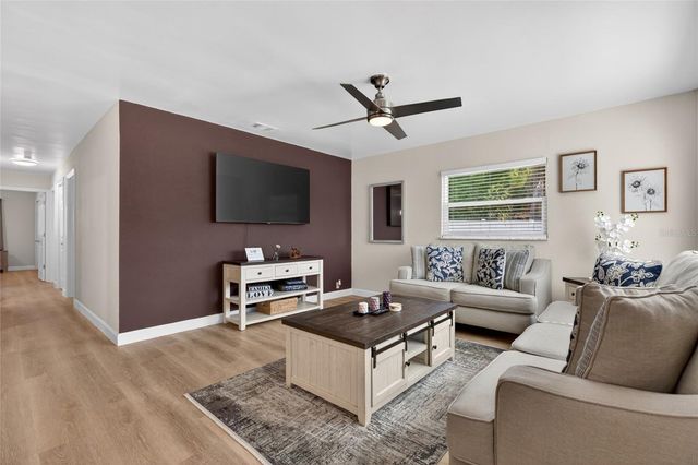 10402 N PAWNEE AVENUE, Tampa, FL 33617