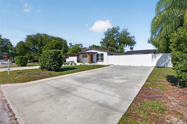 10402 N PAWNEE AVENUE, Tampa, FL 33617