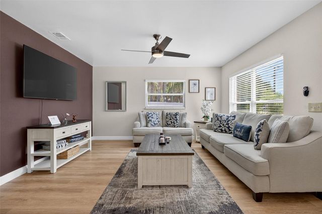 10402 N PAWNEE AVENUE, Tampa, FL 33617