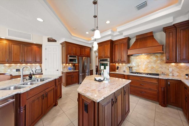 305 EASTLEIGH DRIVE, Belleair, FL 33756