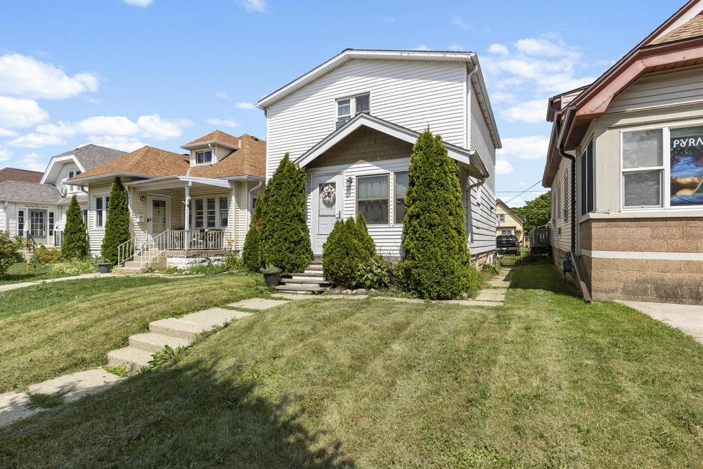 2152 S 72nd STREET, West Allis, WI 53219