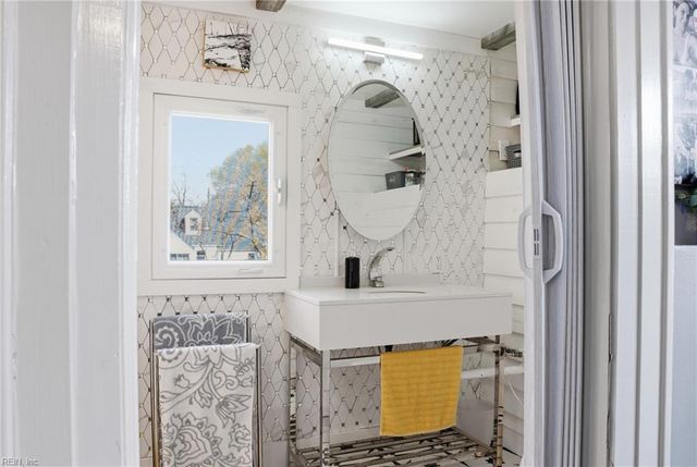 156 Sir Oliver RD, Norfolk, VA 23505