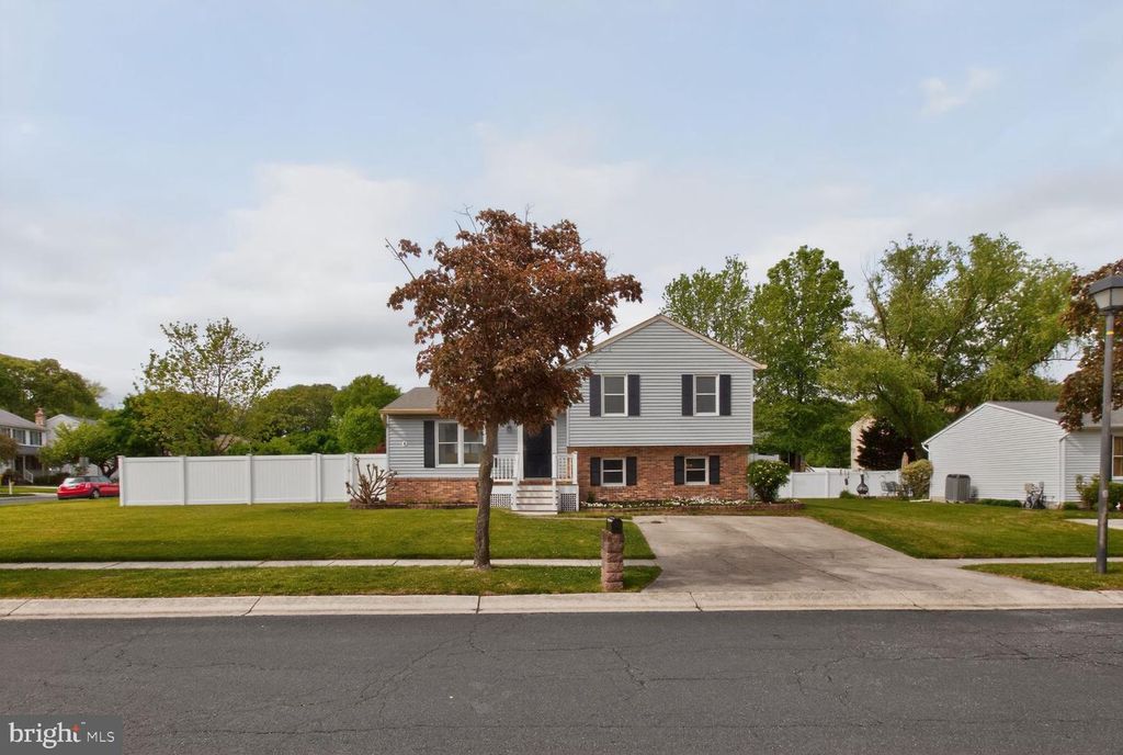 Image 2 of property listing at 1300 ROUNDHOUSE CT, Severn, MD 21144