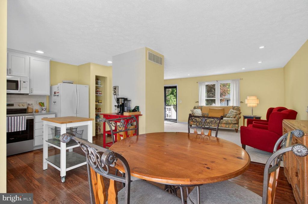 Image 9 of property listing at 1300 ROUNDHOUSE CT, Severn, MD 21144