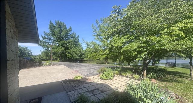 7000 S Buckner Tarsney Road, Oak Grove, MO 64075