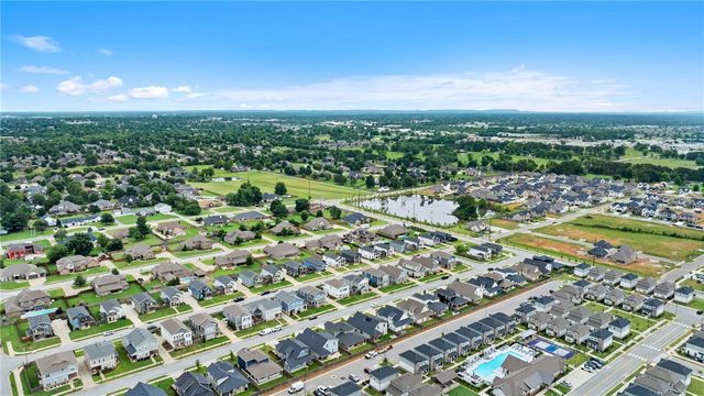 1712 W Broadway Place, Rogers, AR 72758