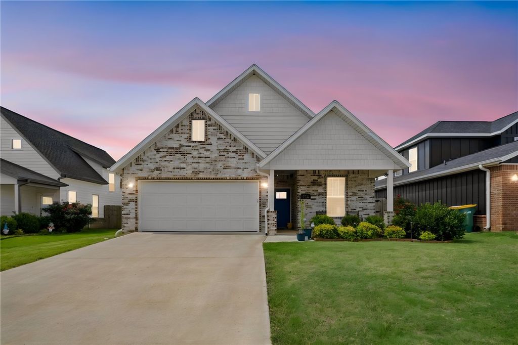 1712 W Broadway Place, Rogers, AR 72758