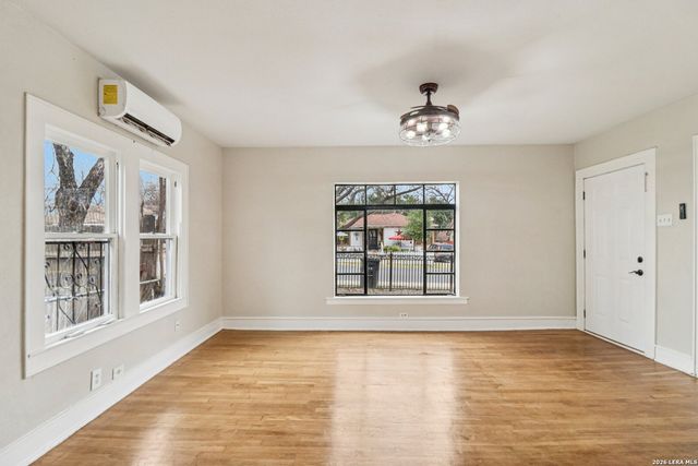 2114 Lee Hall, San Antonio, TX 78201