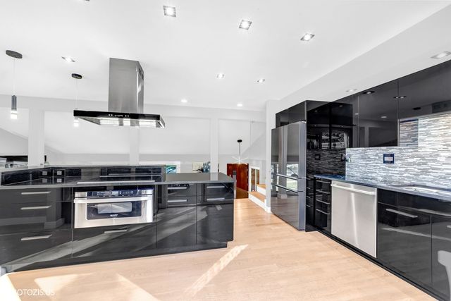 415 W NOYES Street, Arlington Heights, IL 60005