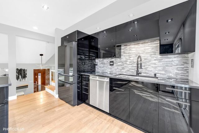 415 W NOYES Street, Arlington Heights, IL 60005