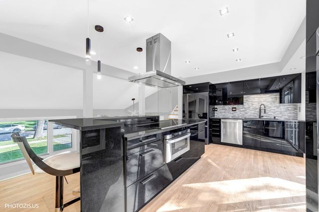 415 W NOYES Street, Arlington Heights, IL 60005