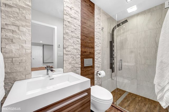 415 W NOYES Street, Arlington Heights, IL 60005
