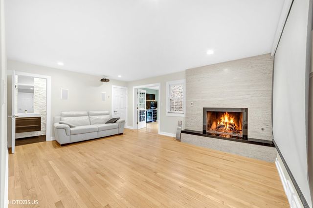 415 W NOYES Street, Arlington Heights, IL 60005
