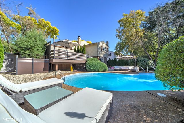 415 W NOYES Street, Arlington Heights, IL 60005