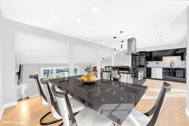 415 W NOYES Street, Arlington Heights, IL 60005