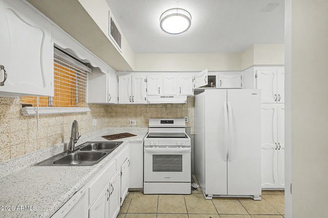 5724 W FAIRMOUNT Avenue, Phoenix, AZ 85031