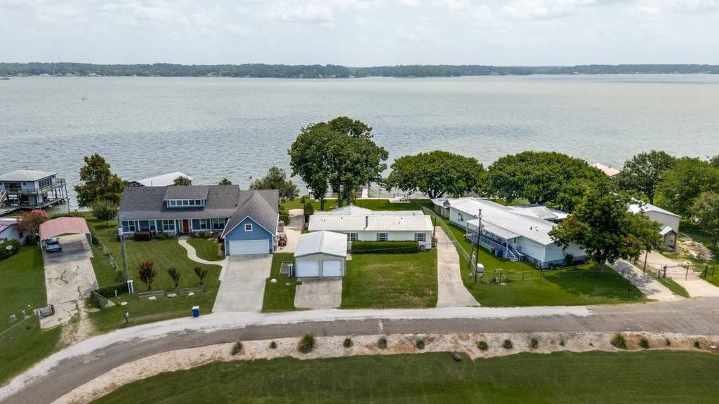 207 Vivian Road, Onalaska, TX 77360