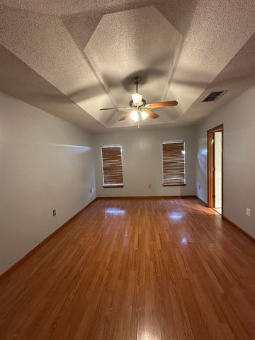 421 Cavaness Dr, Houma, LA 70364