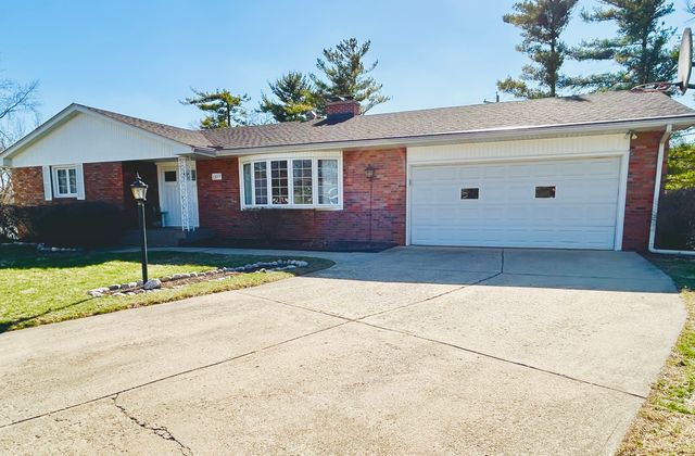 1511 Hillcrest Court, Bettendorf, IA 52722