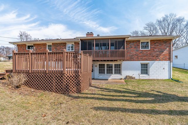 1511 Hillcrest Court, Bettendorf, IA 52722