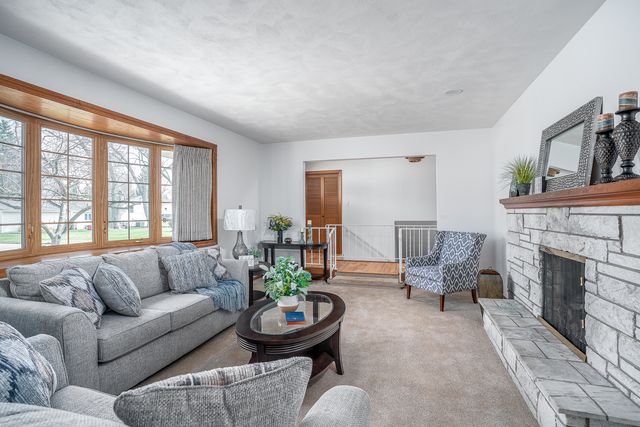 1511 Hillcrest Court, Bettendorf, IA 52722