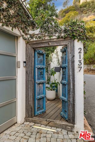 2137 Sunset Plaza Drive, Los Angeles, CA 90069