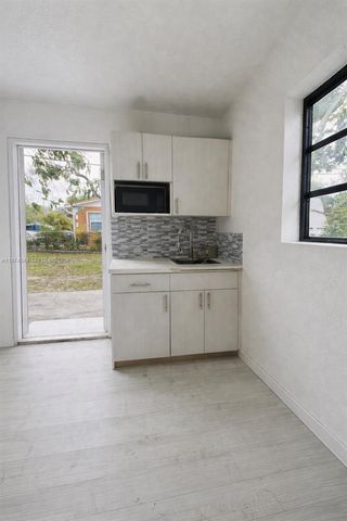 1090 NW 197th Ter, Miami Gardens, FL 33169