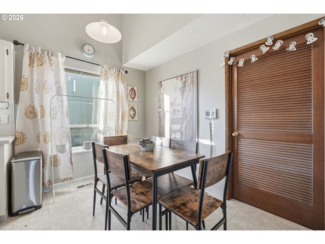 16641 Se NAEGELI Dr, Portland, OR 97236