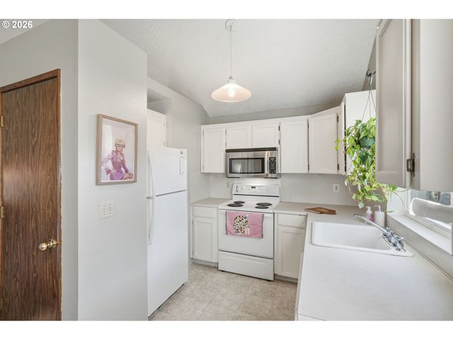 16641 Se NAEGELI Dr, Portland, OR 97236