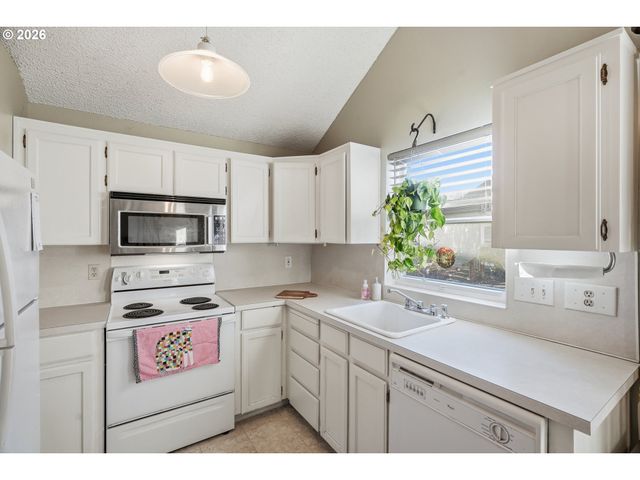 16641 Se NAEGELI Dr, Portland, OR 97236