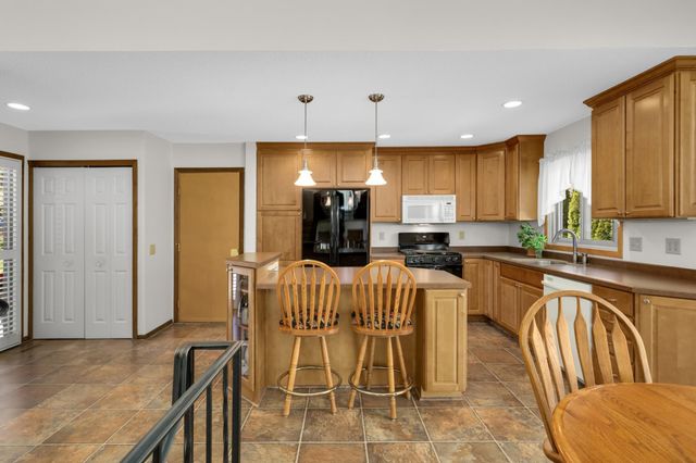 900 Garrison Court, Burnsville, MN 55337