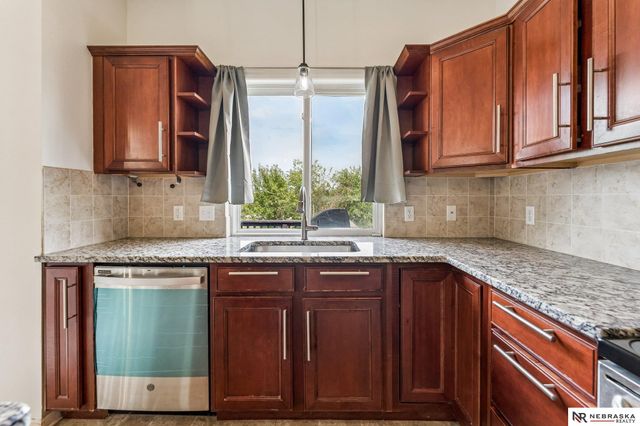 1507 Ridgeview Drive, Papillion, NE 68046